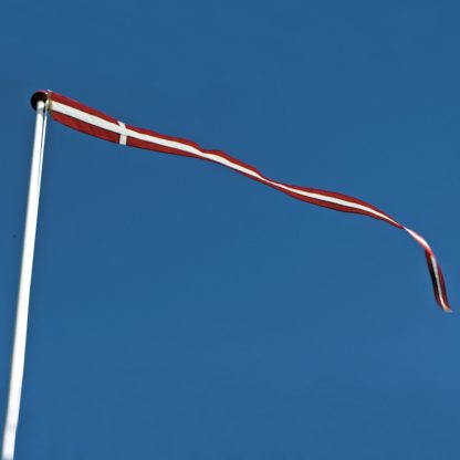 Thyholm Flagstænger tilbehør til flagstænger Dannebrogsvimpel på blå himmel